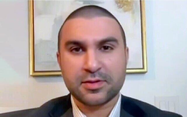 Le commentateur britannique Sami Hamdi, lors d'une interview le 15 octobre 2025. (Crédit : Capture d'écran/Sky News)
