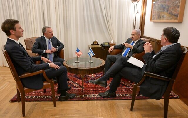 Jared Kushner et Steve Witkoff rencontrent le Premier ministre Benjamin Netanyahu et le ministre des Affaires stratégiques Robn Dermer à Jérusalem le 9 octobre 2025. (Crédit : Maayan Toaf/GPO)