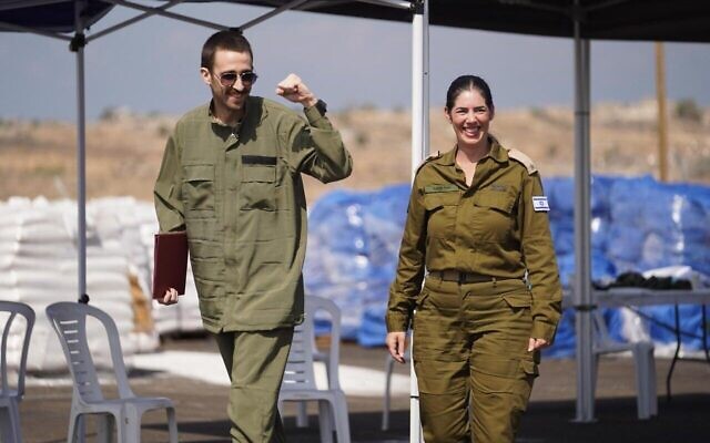 L'ex-otage Avinatan Or, aux côtés d'une officière de l'armée israélienne, après plus de deux ans de captivité dans la bande de Gaza, le 13 octobre. (Crédit : Armée israélienne)