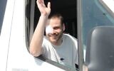 L’ex-otage Alon Ohel rentrant chez lui à Lavon, le 24 octobre 2025. (Crédit : Reuven G Sz/Mouvement de protestation israélien pour la démocratie)