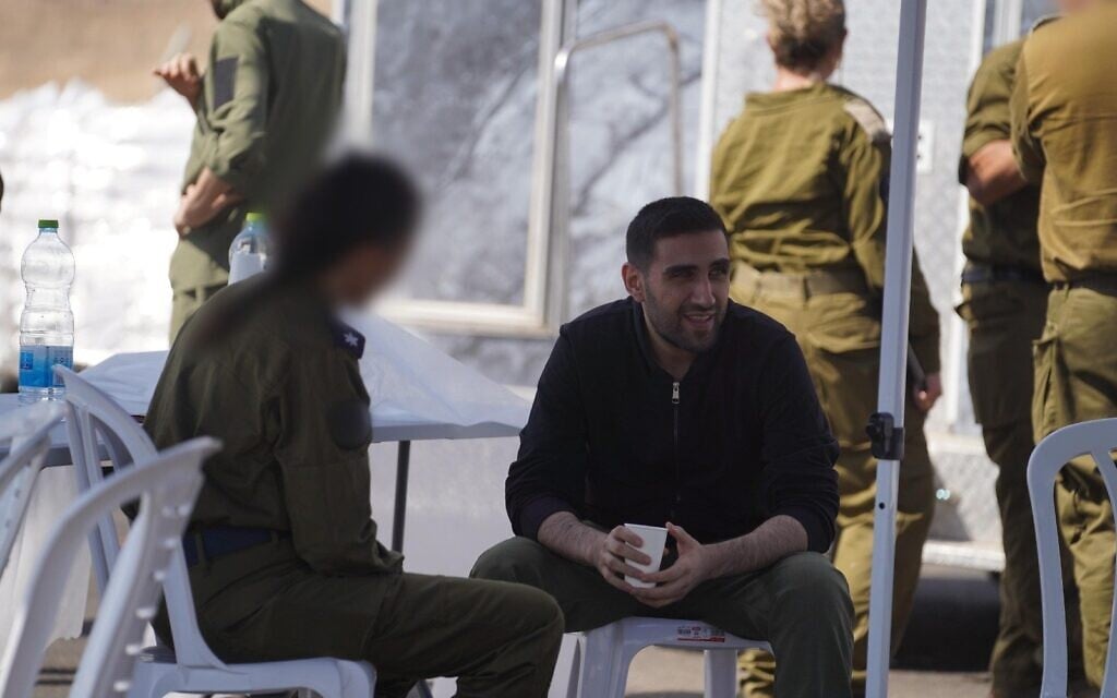 Libération de l'otage Segev Kalfon, après avoir été remis à l'armée israélienne après plus de deux ans de captivité dans la bande de Gaza, le 13 octobre 2025 (Crédit : Armée israélienne)