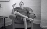 L'auteur Gary Shteyngart tient un concombre dans le court métrage documentaire « The Man Who Got Cut Wrong » (L'homme qui a été mal circoncis). (Crédit : Capture d'écran/« The New Yorker »/YouTube)