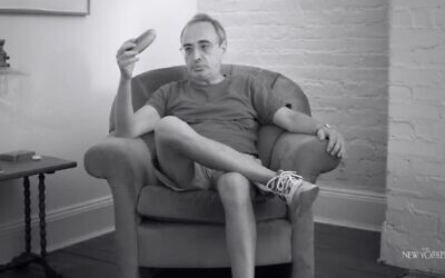 L'auteur Gary Shteyngart tient un concombre dans le court métrage documentaire « The Man Who Got Cut Wrong » (L'homme qui a été mal circoncis). (Crédit : Capture d'écran/« The New Yorker »/YouTube)