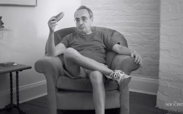 L'auteur Gary Shteyngart tient un concombre dans le court métrage documentaire « The Man Who Got Cut Wrong » (L'homme qui a été mal circoncis). (Crédit : Capture d'écran/« The New Yorker »/YouTube)