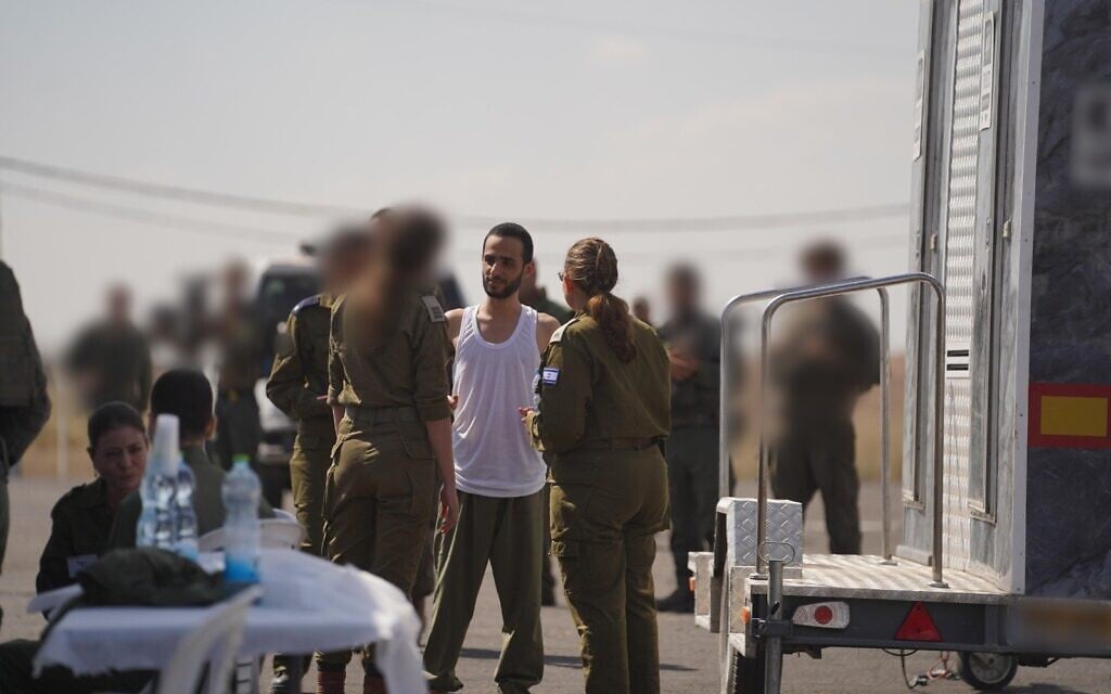 L'ex-otage Nimrod Cohen après sa remise à l'armée israélienne après plus de deux ans de captivité dans la bande de Gaza, le 13 octobre 2025 (Crédit : Armée israélienne)