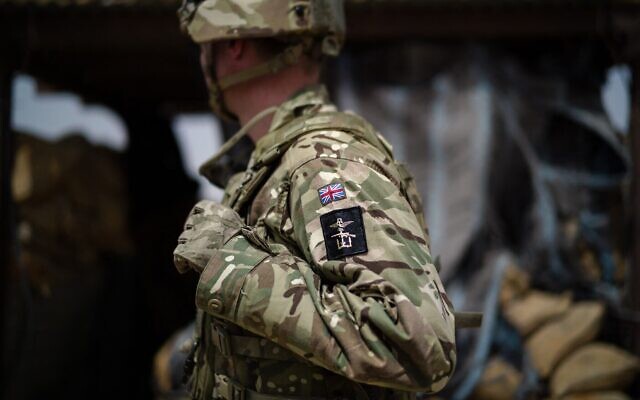 Illustration : un soldat britannique de la Mission multidimensionnelle intégrée des Nations unies pour la stabilisation au Mali (MINUSMA) effectue une ronde dans une tour de guet à Menaka, au Mali, le 22 octobre 2021. (Crédit : Florent Vergnes/AFP)
