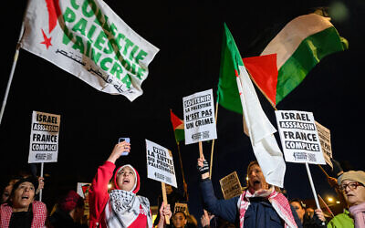 Des manifestants brandissent des pancartes sur lesquelles on peut lire « Israël assassin, la France complice » (à gauche), « Vive le combat du peuple palestinien » et « Soutenir la Palestine n'est pas un crime » lors d'un rassemblement organisé par la CGT, Solidaires et la FSU à Toulouse, dans le sud-ouest de la France, le 2 novembre 2023. (Crédit : Lionel BONAVENTURE / AFP)