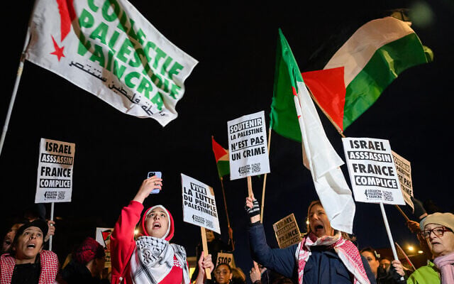 Des manifestants brandissent des pancartes sur lesquelles on peut lire « Israël assassin, la France complice » (à gauche), « Vive le combat du peuple palestinien » et « Soutenir la Palestine n'est pas un crime » lors d'un rassemblement organisé par la CGT, Solidaires et la FSU à Toulouse, dans le sud-ouest de la France, le 2 novembre 2023. (Crédit : Lionel BONAVENTURE / AFP) Des manifestants brandissent des pancartes sur lesquelles on peut lire « Israël assassin, la France complice » (à gauche), « Vive le combat du peuple palestinien » et « Soutenir la Palestine n'est pas un crime » lors d'un rassemblement organisé par la CGT, Solidaires et la FSU à Toulouse, dans le sud-ouest de la France, le 2 novembre 2023. (Crédit : Lionel BONAVENTURE / AFP)