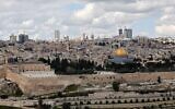 Cette photo prise depuis le mont des Oliviers donne à voir la mosquée Al-Aqsa et le Dôme du Rocher, au sommet du mont du Temple dans la Vieille Ville de Jérusalem, le 8 mars 2024. (Ahmad Gharabli/AFP)