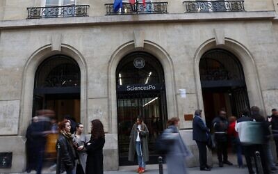 Des étudiants à l'entrée de Sciences Po à Paris, France, le 13 mars 2024. (Crédit : Emmanuel Dunand/AFP)