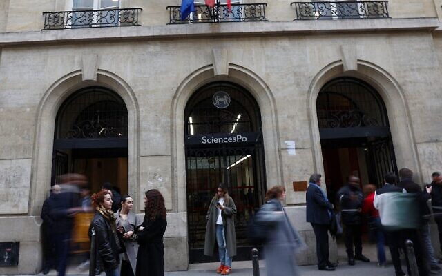 Des étudiants à l'entrée de Sciences Po à Paris, France, le 13 mars 2024. (Crédit : Emmanuel Dunand/AFP)