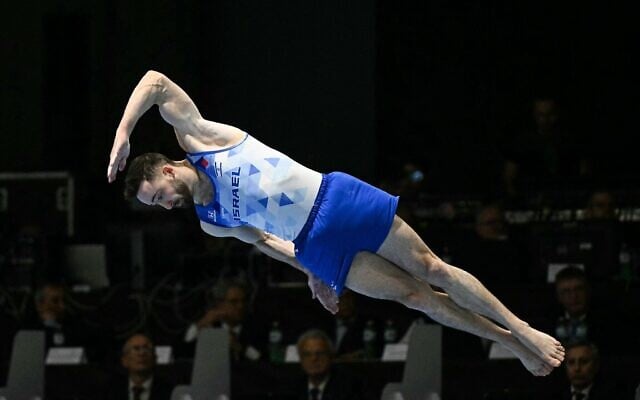 L'Israélien Artem Dolgopyat lors de l'épreuve au sol, pendant la finale par équipe masculine des Championnats d'Europe de gymnastique artistique, à Rimini, sur la côte adriatique, au nord-est de l'Italie, le 28 avril 2024. (Crédit : Gabriel Bouys/AFP) L'Israélien Artem Dolgopyat lors de l'épreuve au sol, pendant la finale par équipe masculine des Championnats d'Europe de gymnastique artistique, à Rimini, sur la côte adriatique, au nord-est de l'Italie, le 28 avril 2024. (Crédit : Gabriel Bouys/AFP)