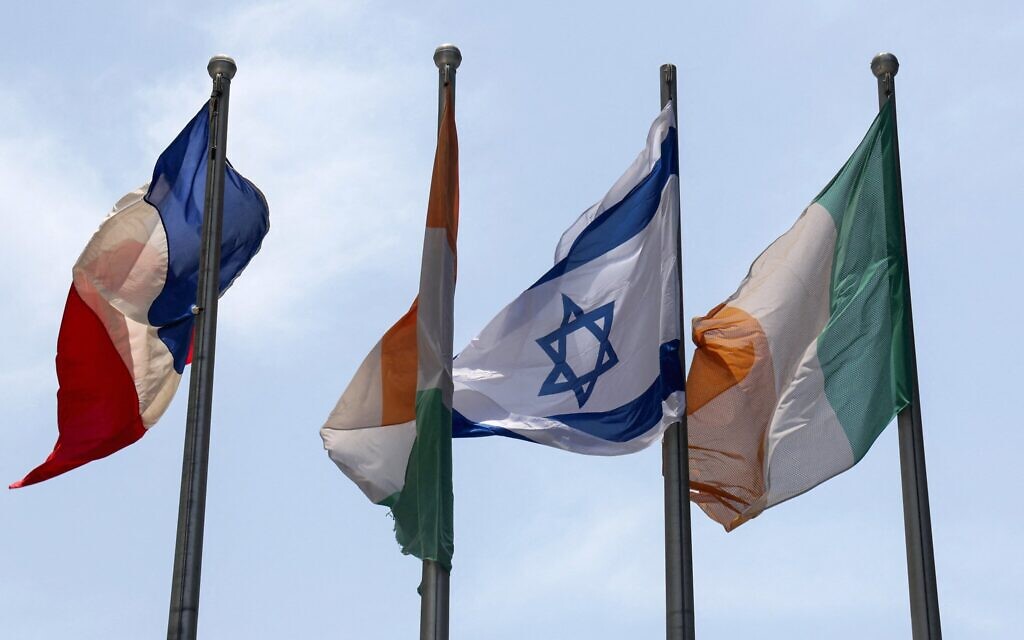 Les drapeaux israélien (2R) et irlandais (R) flottent devant le bâtiment abritant les bureaux de l'ambassade d'Irlande dans la ville centrale israélienne de Tel Aviv, le 22 mai 2024. (Crédit : JACK GUEZ / AFP)
