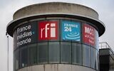 Cette photographie montre une vue des logos de la station de radio française Radio France Internationale (RFI), de la chaîne de télévision française France 24 et de Monte Carlo Doualiya (MCD) sur le bâtiment du siège de France Médias Monde à Issy-les-Moulineaux près de Paris, le 6 janvier 2025. (Photo de Martin LELIEVRE / AFP)