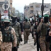 Des membres du Hamas participent au cortège funéraire de Marwan Issa, un haut commandant du Hamas tué en mars 2024 dans le camp de Bureij en proie à la guerre, dans le centre de la bande de Gaza, le 7 février 2025. (Crédit : Eyad BABA / AFP)