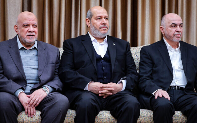 Sur cette photo diffusée par le bureau du guide suprême iranien, l'ayatollah Ali Khamenei, le 8 février 2025, de gauche à droite) Nizar Awadallah, membre du bureau politique du Hamas, Khalil al-Hayya, vice-président du bureau politique du Hamas, et Mohammad Ismail Darwish, chef du conseil politique du Hamas, lors d'une réunion à Téhéran, en Iran. (Crédit : KHAMENEI.IR / AFP)