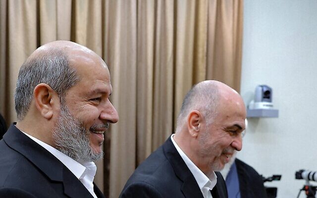 Le chef de la branche politique du Hamas, Khalil al-Hayya (à gauche), à Téhéran, le 8 février 2025. (Crédit: KHAMENEI.IR/AFP)
