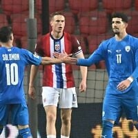 Illustration : L'Israélien Dor David Turgeman (à droite) célèbre avec Manor Solomon après avoir marqué lors du match de qualification pour la Coupe du monde 2026 entre Israël et la Norvège, à Debrecen, en Hongrie, le 25 mars 2025. (Crédit : Attila KISBENEDEK / AFP)