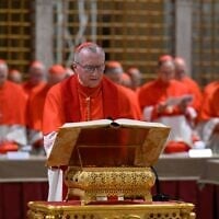Le cardinal Pietro Parolin au début du conclave pour élire un nouveau pape dans la chapelle Sixtine au Vatican, le 7 mai 2025. (Crédit : Simone Risoluti / VATICAN MEDIA / AFP)
