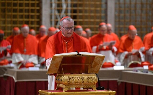 Le cardinal Pietro Parolin au début du conclave pour élire un nouveau pape, dans la chapelle Sixtine au Vatican, le 7 mai 2025. (Crédit : Simone Risoluti / VATICAN MEDIA/AFP)