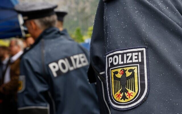 Illustration : Des agents de la police fédérale allemande au poste de contrôle frontalier de Kiefersfelden, dans le sud de l'Allemagne, le 15 mai 2025. (Crédit : Michaela Stache/AFP) Illustration : Des agents de la police fédérale allemande au poste de contrôle frontalier de Kiefersfelden, dans le sud de l'Allemagne, le 15 mai 2025. (Crédit : Michaela Stache/AFP)
