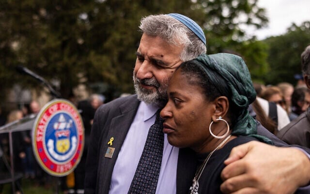 Le rabbin Marc Soloway, de la congrégation Bonai Shalom, réconforte les participants d'un rassemblement communautaire sur le site d'un attentat antisémite à la bombe contre des personnes qui organisaient une veillée en hommage aux Israéliens kidnappés à Gaza, à Boulder, dans le Colorado, le 4 juin 2025. (Photo de Chet Strange / AFP)