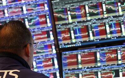 Des traders travaillent dans la salle des marchés de la Bourse de New York (NYSE) à New York, le 18 juin 2025. (Crédit : TIMOTHY A. CLARY / AFP)