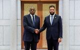 Le président par intérim syrien, Ahmed al-Sharaa (à droite), accueille l'ancien ministre britannique des Affaires étrangères David Lammy à Damas, en Syrie, le 5 juillet 2025. (Crédit : SANA/AFP)