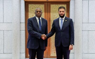 Le président par intérim syrien, Ahmed al-Sharaa (à droite), accueille l'ancien ministre britannique des Affaires étrangères David Lammy à Damas, en Syrie, le 5 juillet 2025. (Crédit : SANA/AFP)
