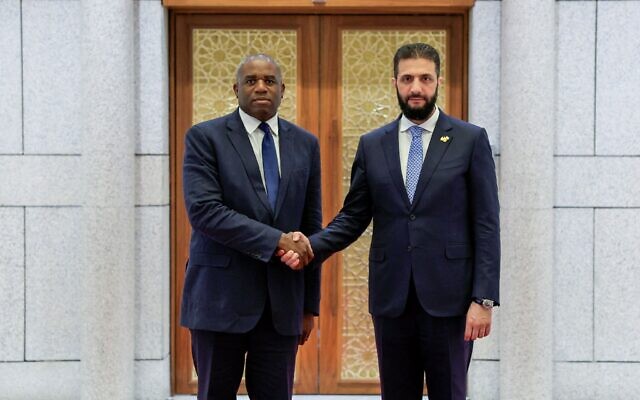 Le président par intérim syrien, Ahmed al-Sharaa (à droite), accueille l'ancien ministre britannique des Affaires étrangères David Lammy à Damas, en Syrie, le 5 juillet 2025. (Crédit : SANA/AFP)