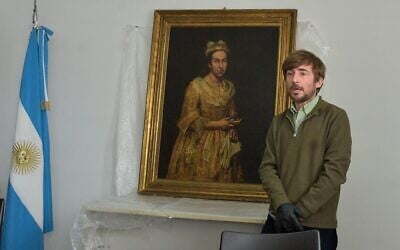 L'enseignant en arts plastiques Ariel Bassano devant un tableau identifié par le journal néerlandais AD comme étant vraisemblablement le « Portrait d'une dame » du portraitiste baroque italien Giuseppe Ghislandi, volé par les nazis à un collectionneur d'art juif néerlandais, tel qu'il est exposé au bureau du procureur général à Mar del Plata, en Argentine, le 3 septembre 2025. (Crédit : AFP) L'enseignant en arts plastiques Ariel Bassano devant un tableau identifié par le journal néerlandais AD comme étant vraisemblablement le « Portrait d'une dame » du portraitiste baroque italien Giuseppe Ghislandi, volé par les nazis à un collectionneur d'art juif néerlandais, tel qu'il est exposé au bureau du procureur général à Mar del Plata, en Argentine, le 3 septembre 2025. (Crédit : AFP)