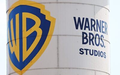 Le logo Warner Bros. affiché sur un château d'eau au Warner Bros. Studio le 12 septembre 2025 à Burbank, en Californie. (Crédit : Mario Tama/Getty Images/AFP)