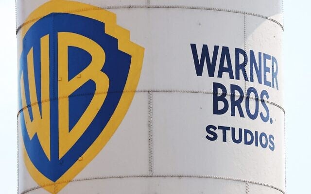 Le logo Warner Bros. affiché sur un château d'eau au Warner Bros. Studio le 12 septembre 2025 à Burbank, en Californie. (Crédit : Mario Tama/Getty Images/AFP) Le logo Warner Bros. affiché sur un château d'eau au Warner Bros. Studio le 12 septembre 2025 à Burbank, en Californie. (Crédit : Mario Tama/Getty Images/AFP)