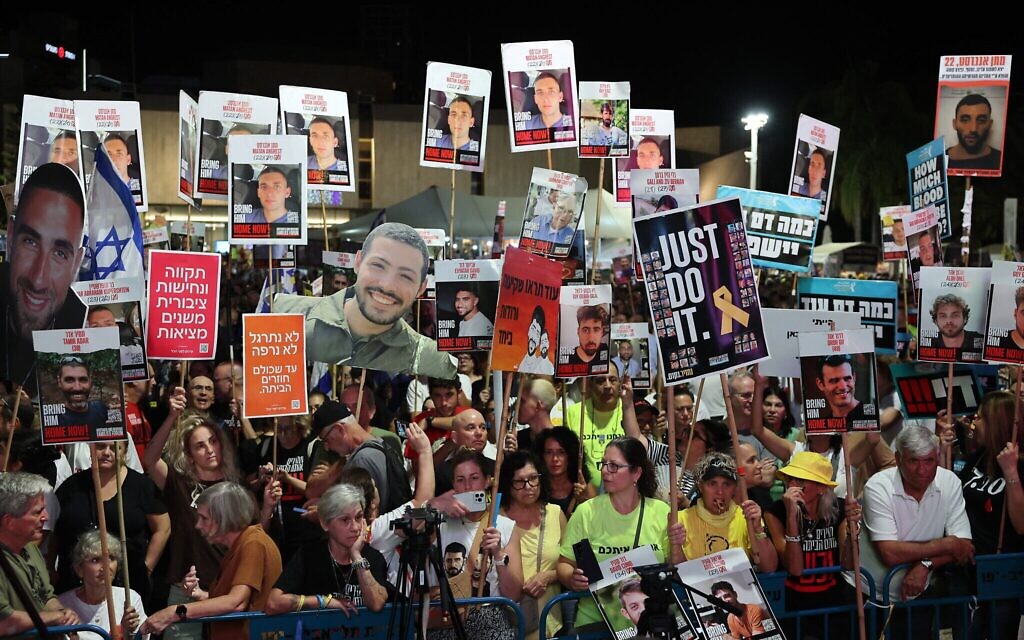 Des manifestants lors d'un rassemblement pour la libération des otages de Gaza, sur la Place des Otages, à Tel Aviv, le 13 septembre 2025. (Crédit : Jack GUEZ/AFP) Des manifestants lors d'un rassemblement pour la libération des otages de Gaza, sur la Place des Otages, à Tel Aviv, le 13 septembre 2025. (Crédit : Jack GUEZ/AFP)