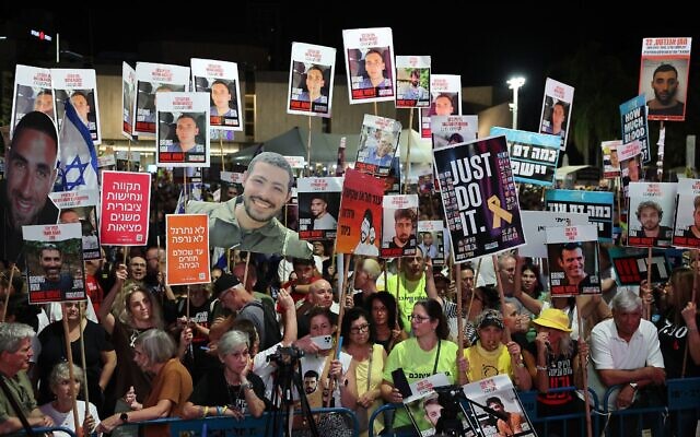 Des manifestants lors d'un rassemblement pour la libération des otages de Gaza, sur la Place des Otages, à Tel Aviv, le 13 septembre 2025. (Crédit : Jack GUEZ/AFP)