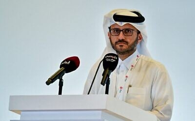 Majed al-Ansari, porte-parole du ministère des Affaires étrangères du Qatar, lors d'une conférence de presse pendant le sommet d'urgence arabo-islamique de 2025 ,à Doha, le 15 septembre 2025. (Crédit : Mahmud Hams/AFP)