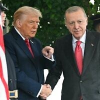 Le président américain Donald Trump accueillant le président turc Recep Tayyip Erdoğan à son arrivée, à la Maison Blanche, à Washington, le 25 septembre 2025. (Crédit : Saul Loeb/AFP)