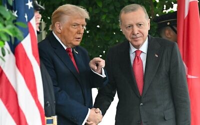 Le président américain Donald Trump accueillant le président turc Recep Tayyip Erdoğan à son arrivée, à la Maison Blanche, à Washington, le 25 septembre 2025. (Crédit : Saul Loeb/AFP) Le président américain Donald Trump accueillant le président turc Recep Tayyip Erdoğan à son arrivée, à la Maison Blanche, à Washington, le 25 septembre 2025. (Crédit : Saul Loeb/AFP)
