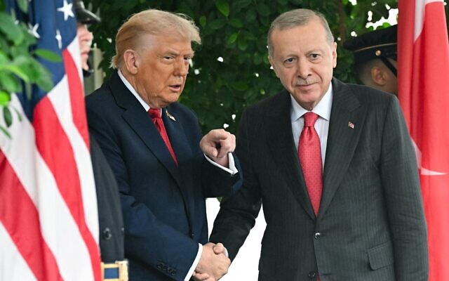 Le président américain Donald Trump accueille le président turc Recep Tayyip Erdogan à son arrivée à la Maison Blanche à Washington, DC, le 25 septembre 2025. (SAUL LOEB / AFP)