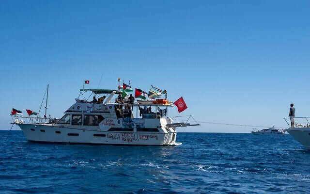Des membres du groupe de navires de la "Global Sumud Flotilla" à destination de Gaza amarrés aux abords de la petite île de Koufonisi, au sud de la Crète, le 26 septembre 2025. (Crédit : Eleftherios Elis/AFP)