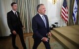 L'envoyé spécial américain au Moyen-Orient, Steve Witkoff (à droite), et Jared Kushner, gendre et conseiller du président américain Donald Trump, arrivant pour une conférence de presse conjointe entre Donald Trump et le Premier ministre Benjamin Netanyahu, dans la salle à manger d'État de la Maison Blanche, à Washington, le 29 septembre 2025. (Crédit : Win McNamee/Getty Images/AFP)