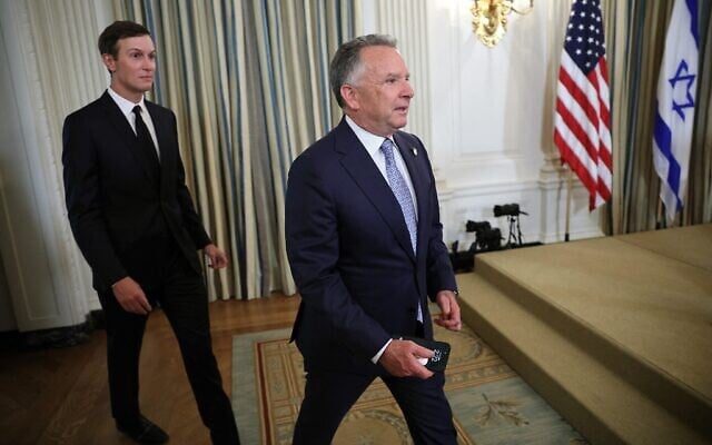 L'envoyé spécial américain au Moyen-Orient, Steve Witkoff (à droite), et Jared Kushner, gendre et conseiller du président américain Donald Trump, arrivant pour une conférence de presse conjointe entre Donald Trump et le Premier ministre Benjamin Netanyahu, dans la salle à manger d'État de la Maison Blanche, à Washington, le 29 septembre 2025. (Crédit : Win McNamee/Getty Images/AFP)