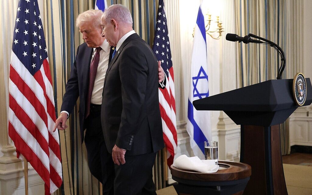 Le président américain Donald Trump et le Premier ministre israélien Benjamin Netanyahu (à droite) quittant la salle à manger d'apparat de la Maison Blanche après une conférence de presse, à Washington, le 29 septembre 2025. (Crédit : Win McNamee/Getty Images via AFP)