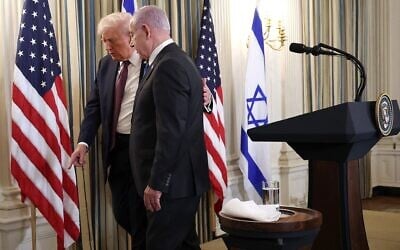 Le président américain Donald Trump et le Premier ministre israélien Benjamin Netanyahu (à droite) quittant la salle à manger d'apparat de la Maison Blanche après une conférence de presse, à Washington, le 29 septembre 2025. (Crédit : Win McNamee/Getty Images via AFP)