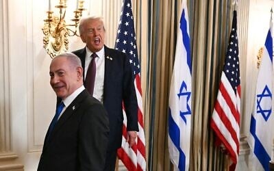 Le président américain Donald Trump et le Premier ministre Benjamin Netanyahu quittent la salle à manger d'État de la Maison Blanche à Washington, DC, à l'issue d'une conférence de presse conjointe, le 29 septembre 2025. (Crédit : Jim WATSON / AFP)