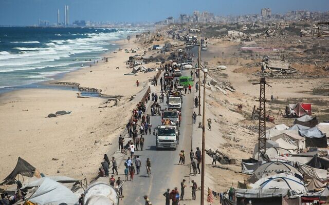 Des Gazaouis portant leurs effets personnels arrivant sur un chemin côtier au nord-ouest du camp de réfugiés de Nuseirat, alors qu'ils sont déplacés vers le sud suite à l'annonce par Israël de l'interruption de la circulation vers le nord sur la route côtière de Rashid, le 1ᵉʳ octobre 2025. (Crédit : Bashar Taleb/AFP)
