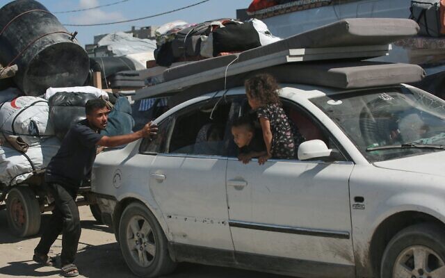 Des Palestiniens transportant leurs biens au nord-ouest du camp de réfugiés de Nuseirat, alors qu'ils sont déplacés vers le sud depuis la région de Wadi Gaza, le 1er octobre 2025. (Crédit : Bashar TALEB / AFP)