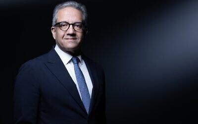 Khaled El-Enany, ancien ministre égyptien du Tourisme et des Antiquités et candidat à la présidence de l'UNESCO, pose lors d'une séance photo à Paris, le 1er octobre 2025. (Crédit : JOEL SAGET / AFP)