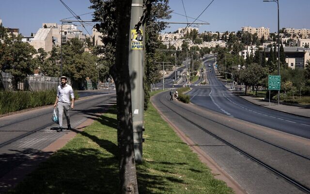 Un Juif marche sur une route déserte pendant Yom Kippour, le jour du Grand Pardon, à Jérusalem, le 2 octobre 2025. (Crédit : JOHN WESSELS / AFP) Un Juif marche sur une route déserte pendant Yom Kippour, le jour du Grand Pardon, à Jérusalem, le 2 octobre 2025. (Crédit : JOHN WESSELS / AFP)
