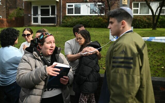 Les membres de la communauté se réconfortant mutuellement après un attentat terroriste meurtrier survenu près de la synagogue Heaton Park Hebrew Congregation, à Crumpsall, au nord de Manchester, le 2 octobre 2025. (Crédit : Oli Scarff/AFP) Les membres de la communauté se réconfortant mutuellement après un attentat terroriste meurtrier survenu près de la synagogue Heaton Park Hebrew Congregation, à Crumpsall, au nord de Manchester, le 2 octobre 2025. (Crédit : Oli Scarff/AFP)
